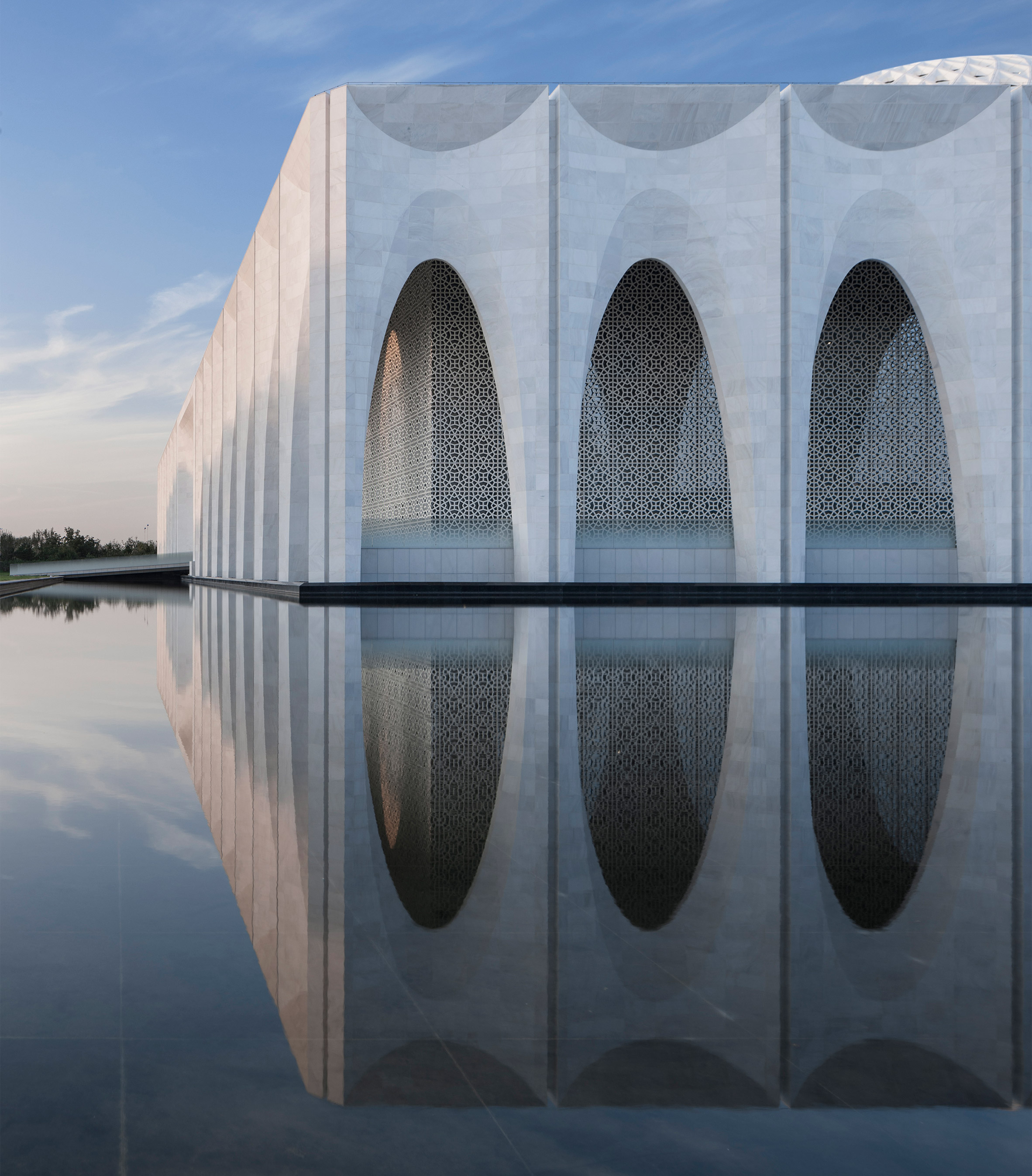 Arched walkway wraps Muslim centre near Beijing by He Jingtang