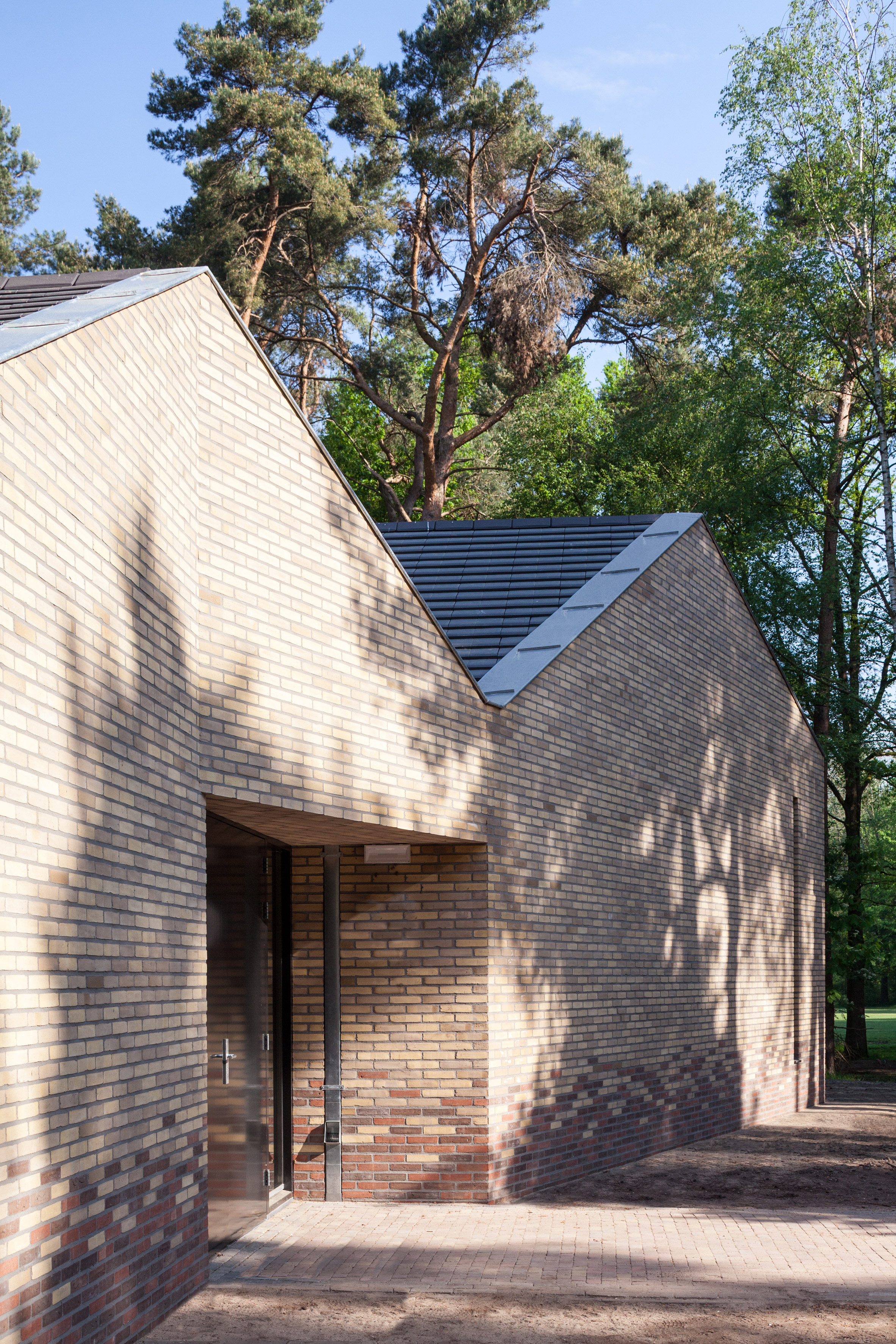 reseta-zonnewende-theatre-hall-architecture-brick-netherlands_dezeen_2364_col_9