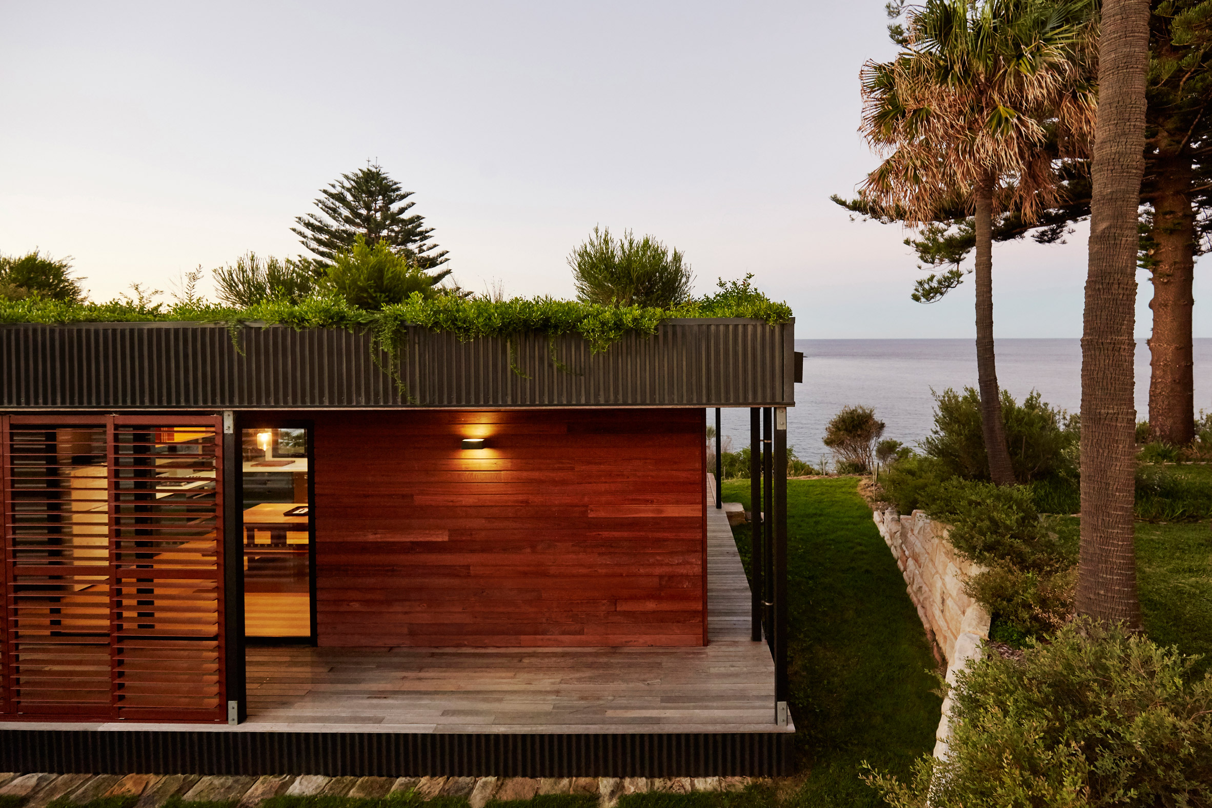 ArchiBlox creates garden roof for house overlooking a beach in Australia
