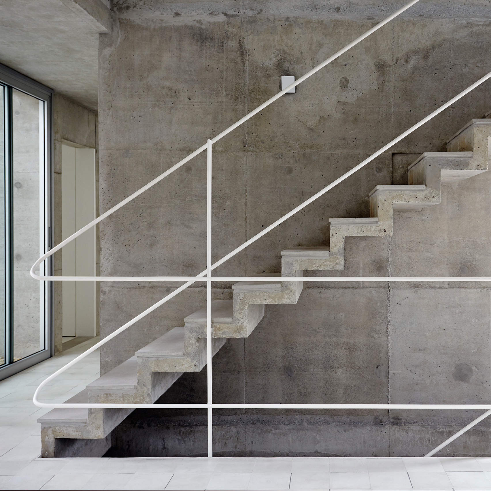 bn-house-metro-arquitetos-jardim-paulistano-concrete-interiors-dezeen-col