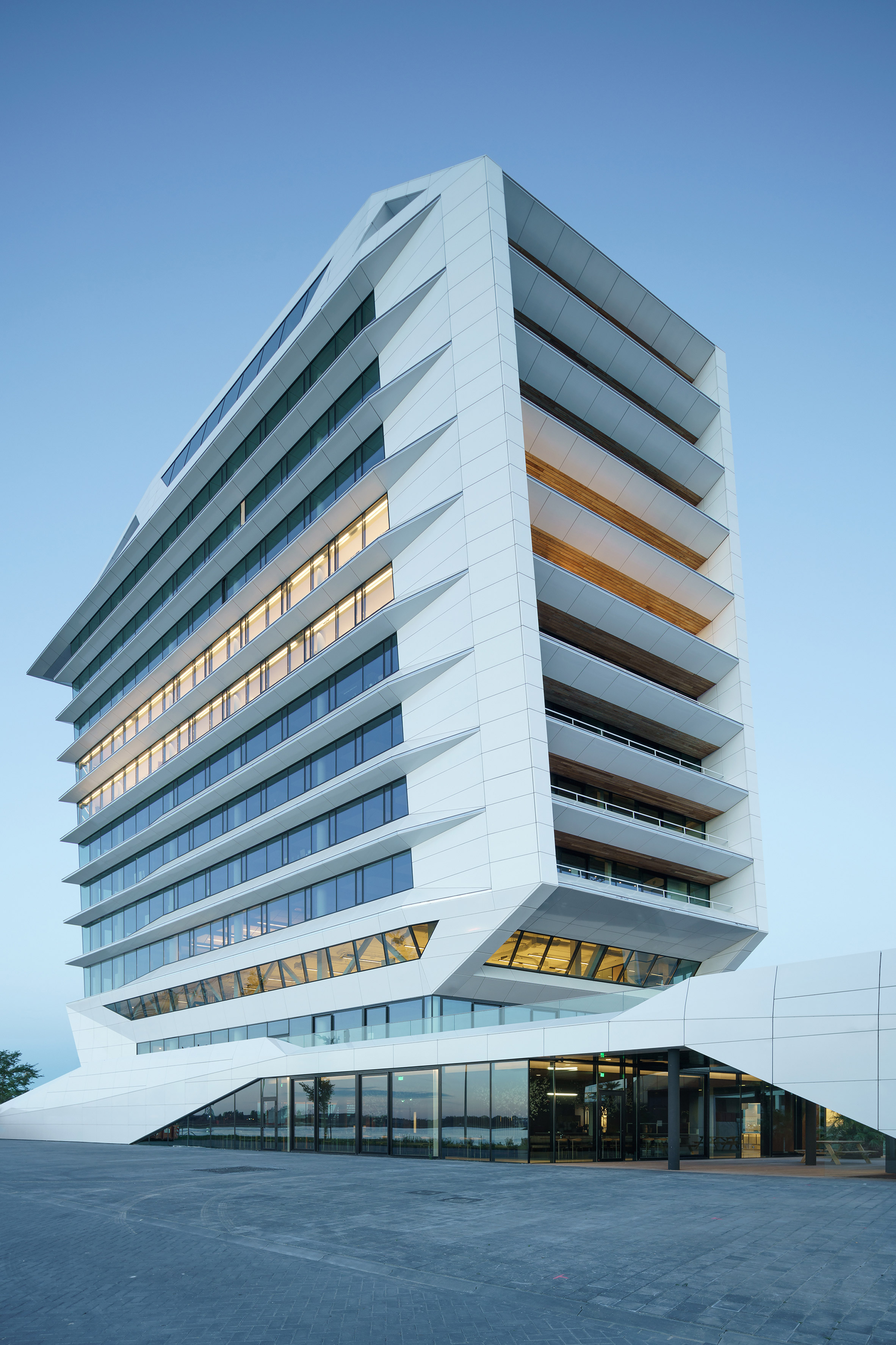 Ship-like headquarters for Calvin Klein and Tommy Hilfiger overlooks IJ