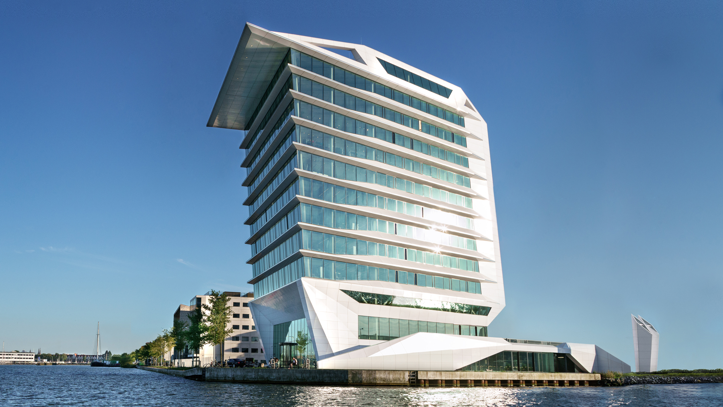 åbning Sløset sortie Ship-like headquarters for Calvin Klein and Tommy Hilfiger overlooks IJ