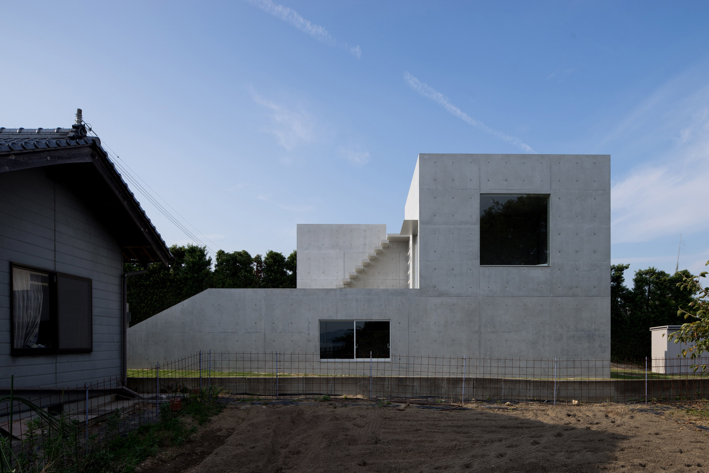 house-akitsu-kazunori-fujimoto-architect-associates-japan-architecture-concrete_dezeen_2364_col_0