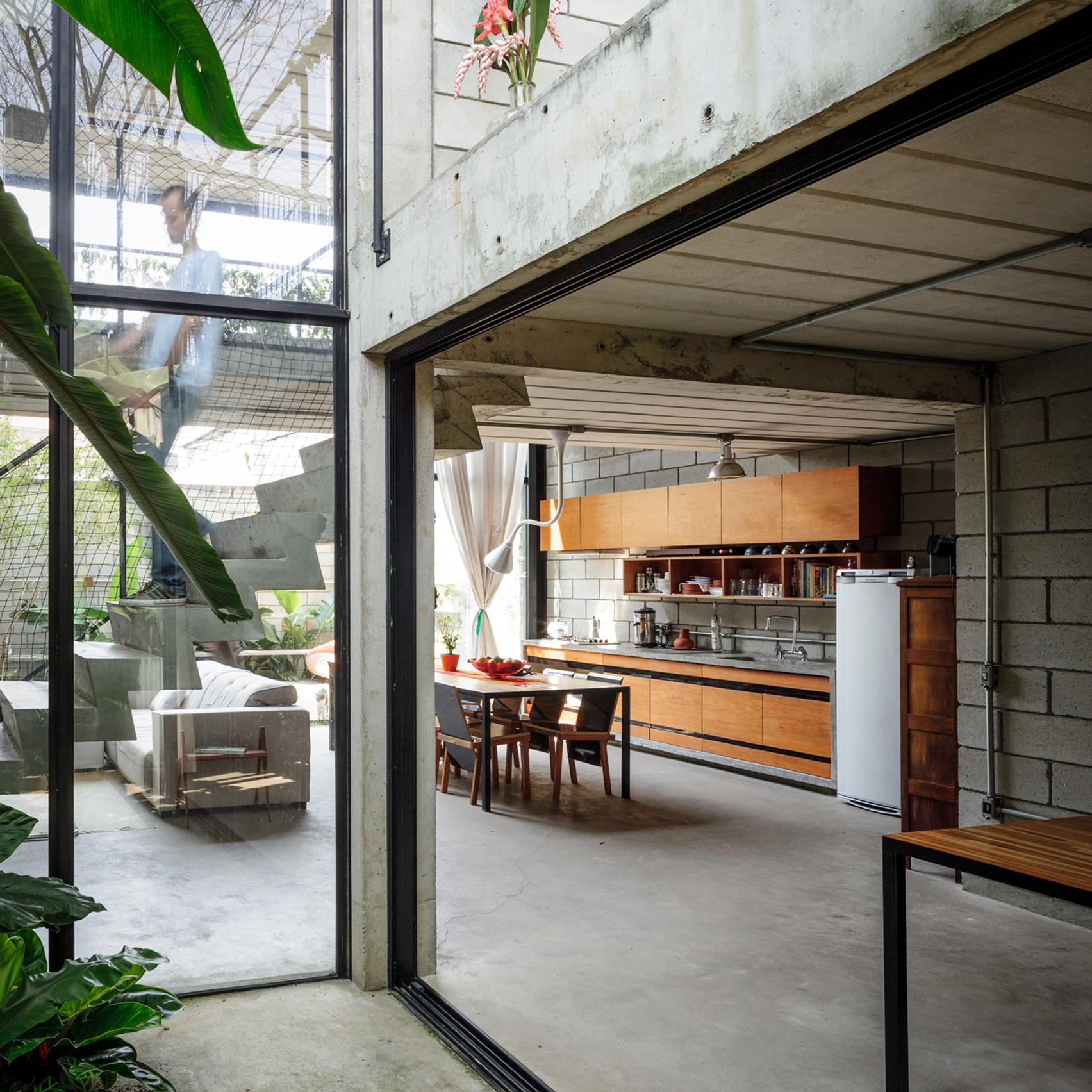 maracana-house-terra-e-tuma-concrete-interiors-dezeen-col