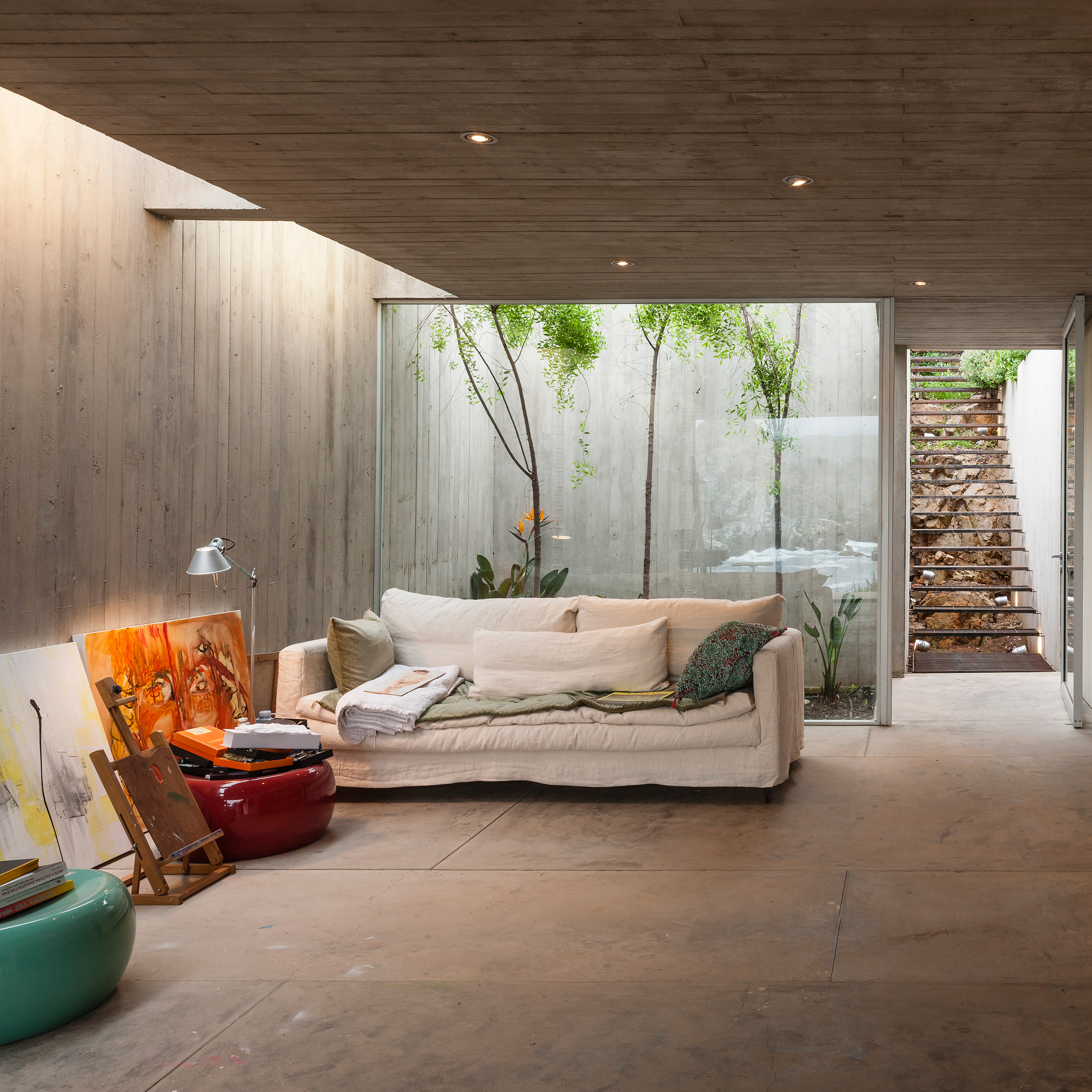 painters-studio-felipe-assadi-concrete-interiors-dezeen-col