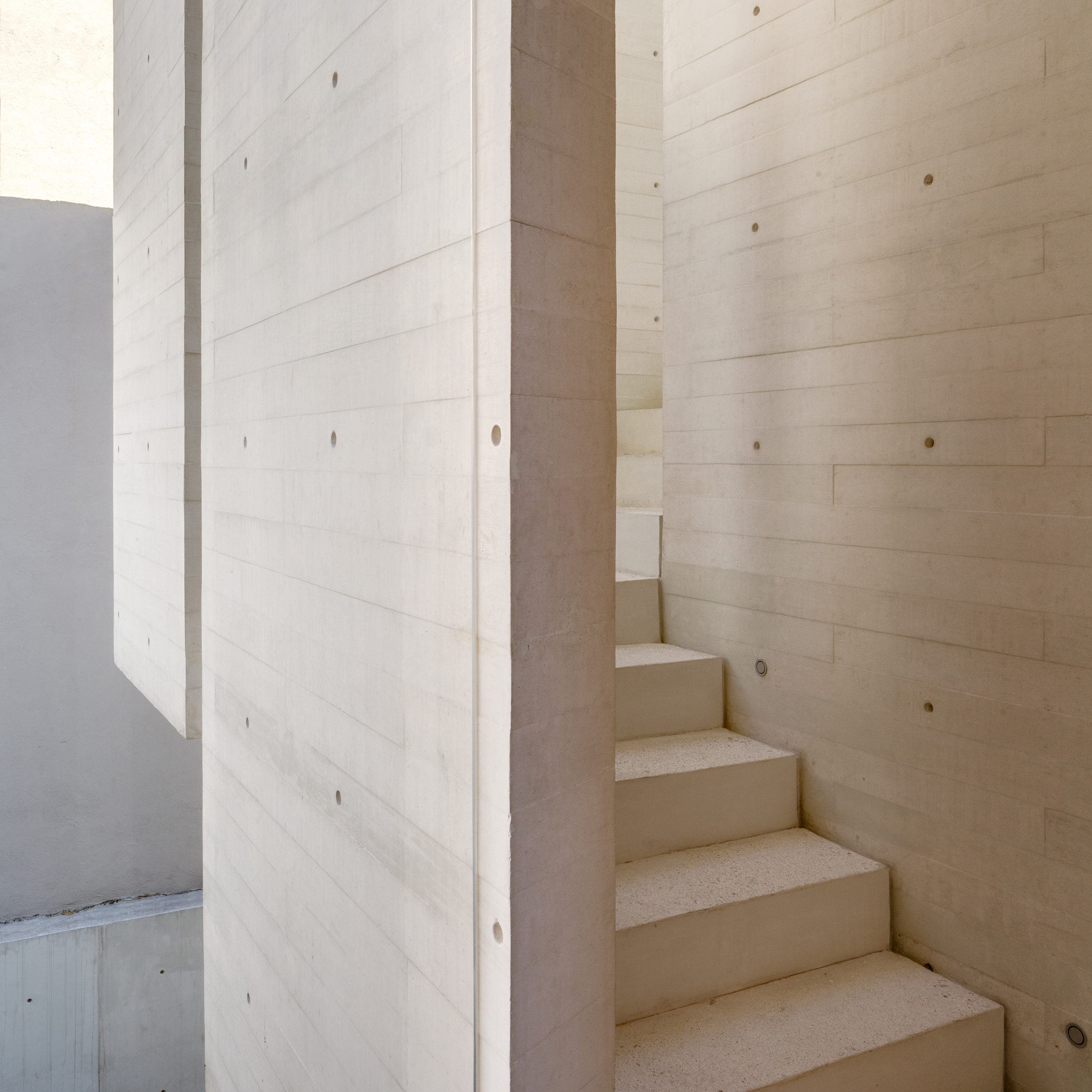 s-house-hector-barroso-concrete-interiors-dezeen-col