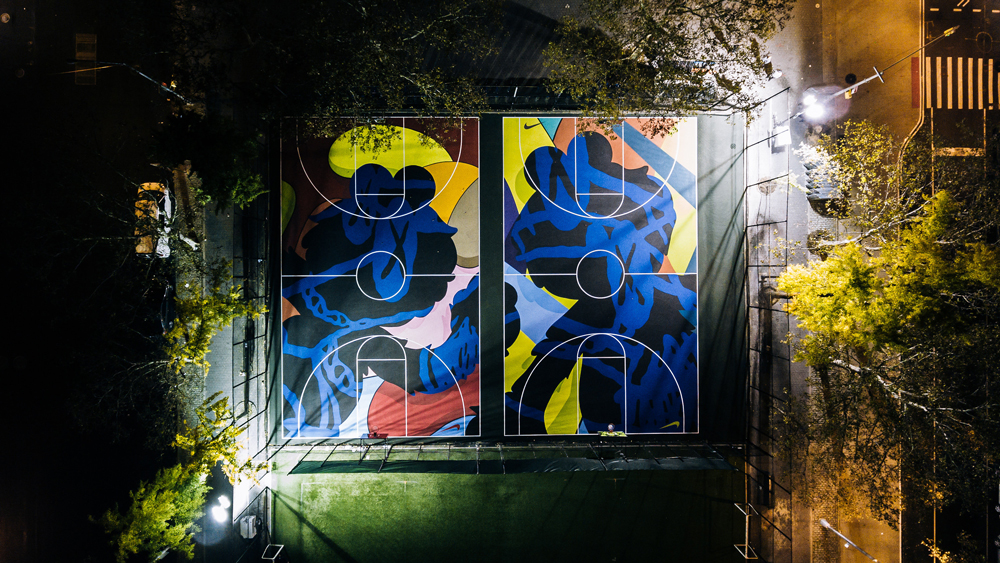 Shilling Succes oven Kaws covers New York basketball courts in colourful murals