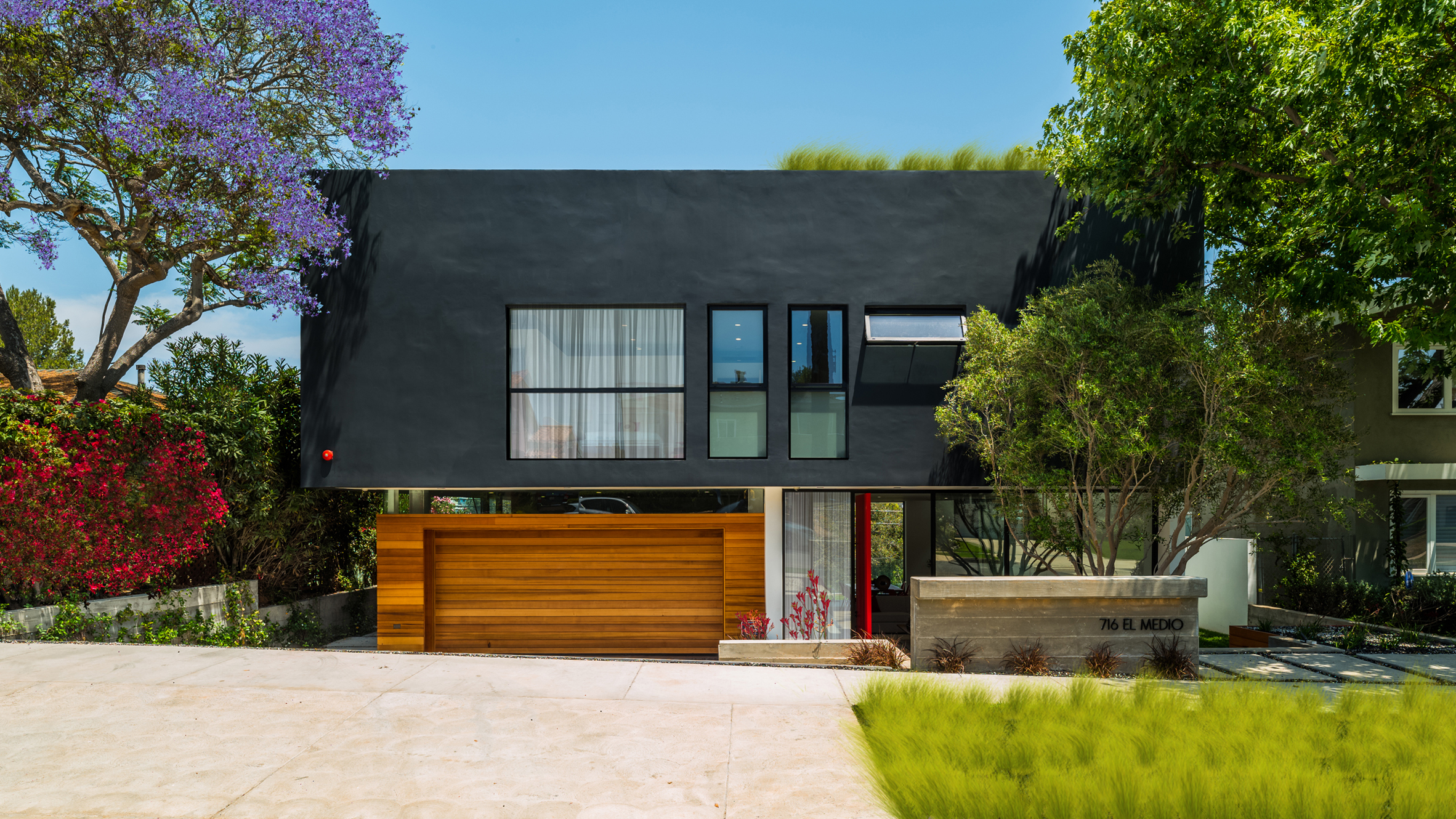 This Modern California House Creates An Indoor / Outdoor Lifestyle