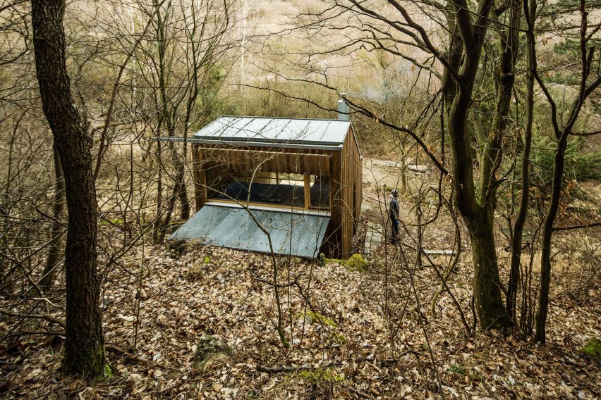 Tom's hut by Heike Schlauch