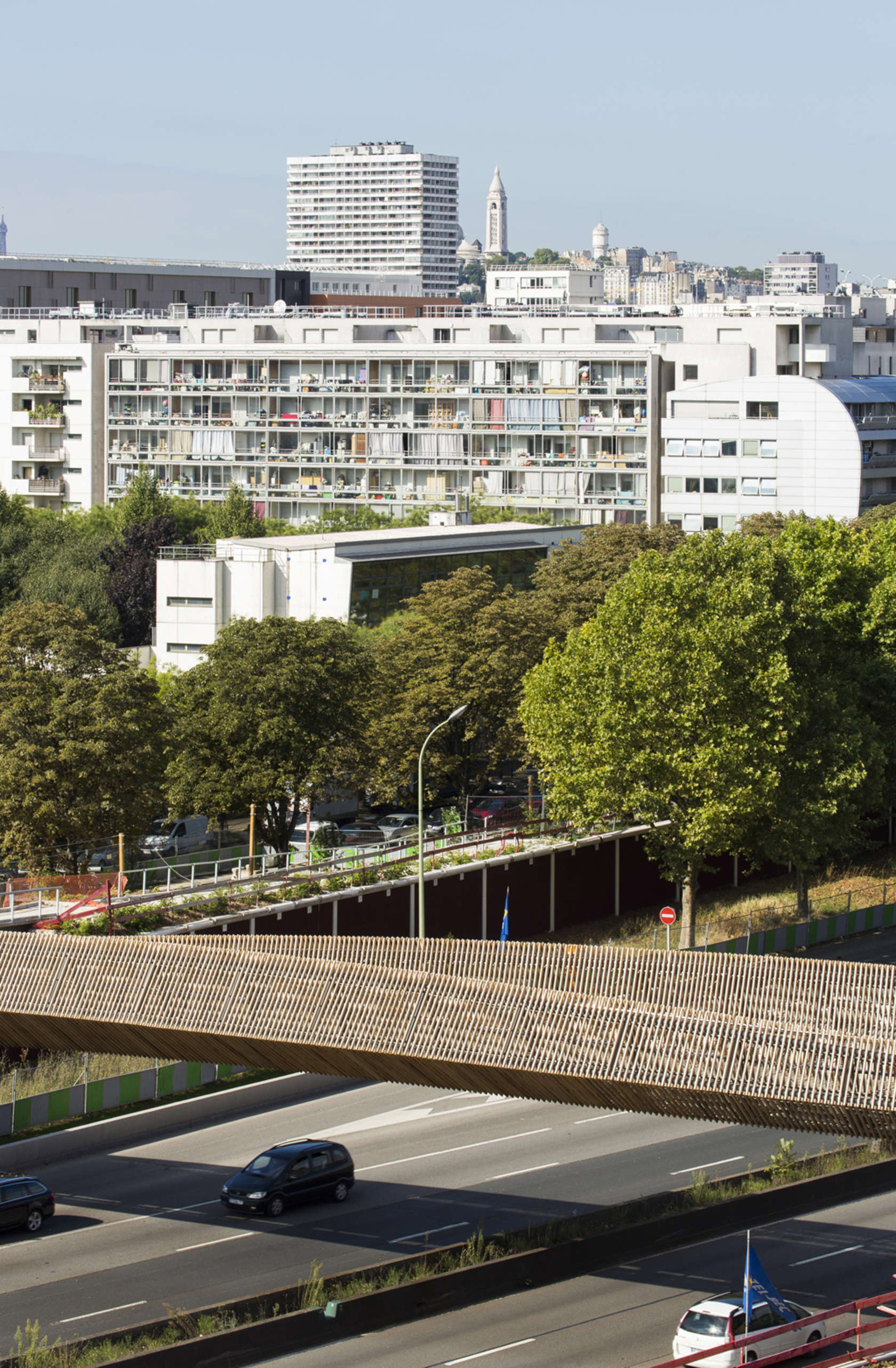 architizer-footbridge-over-the-boulevard-peripherique-dvvd-infrastructure_dezeen_2364_col_10