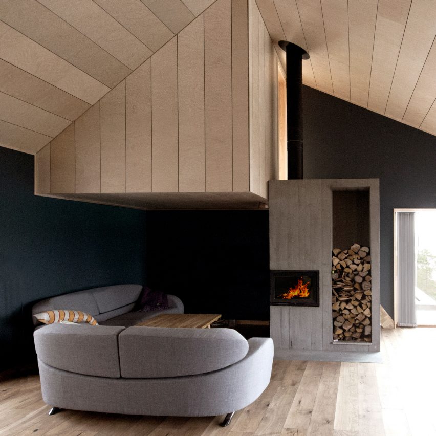 cabin-straumsnes-rever-drage-architects-fireplace-dezeen-pinterest-col