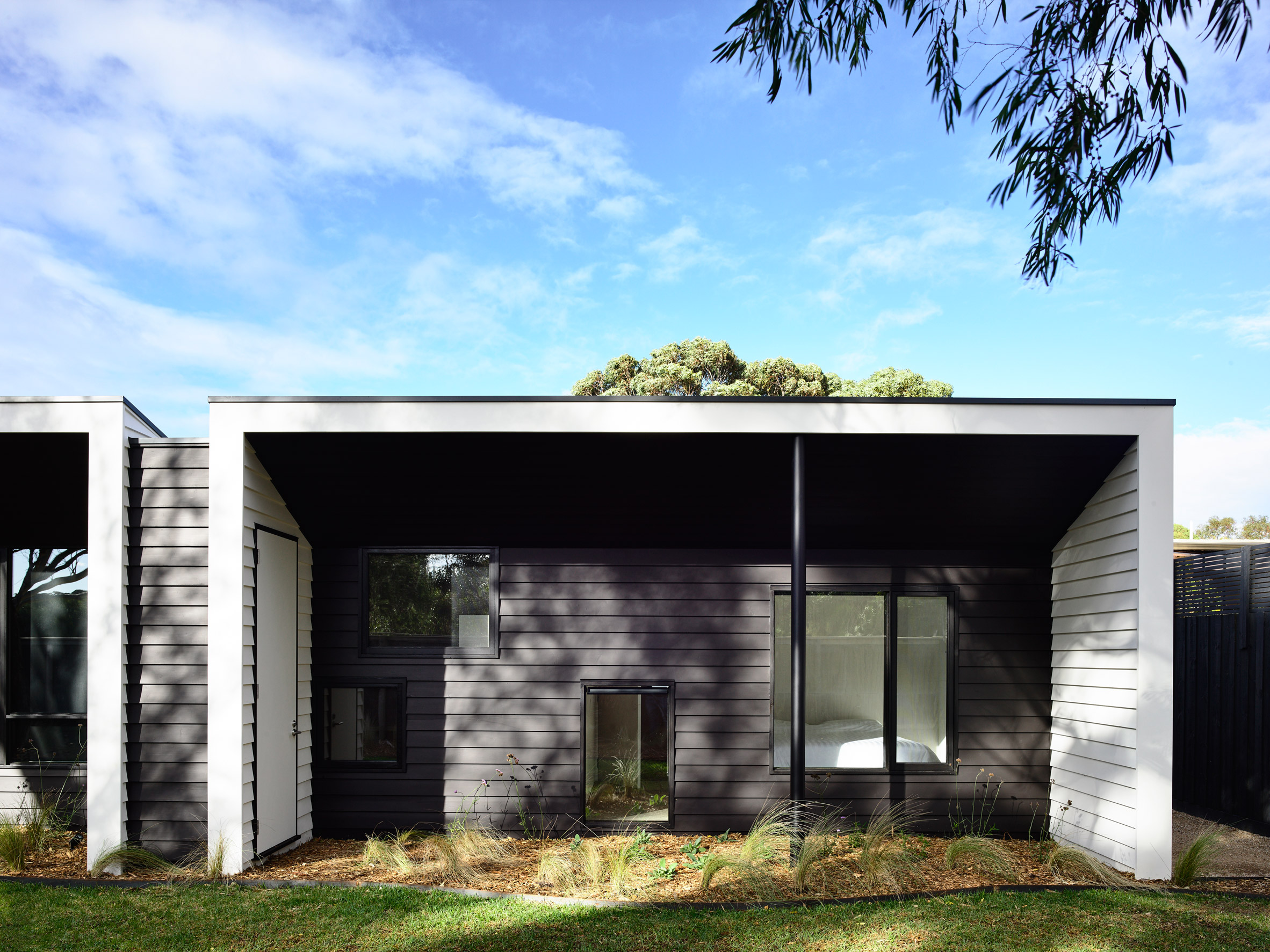 Courtyard Cottage, Flinders Melbourne by WOLVERIDGE ARCHITECTS