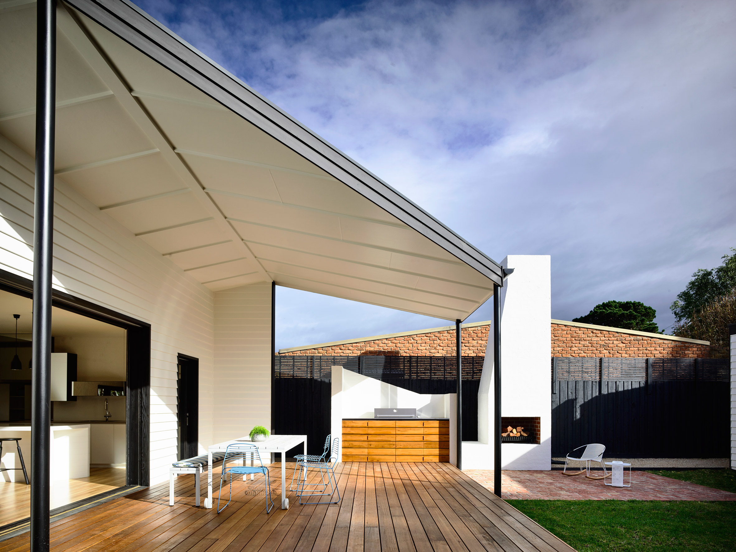 Wolveridge Architects builds Courtyard Cottage on Australia's scenic Mornington Peninsula