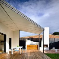 Wolveridge Architects builds Courtyard Cottage on Australia's scenic Mornington Peninsula