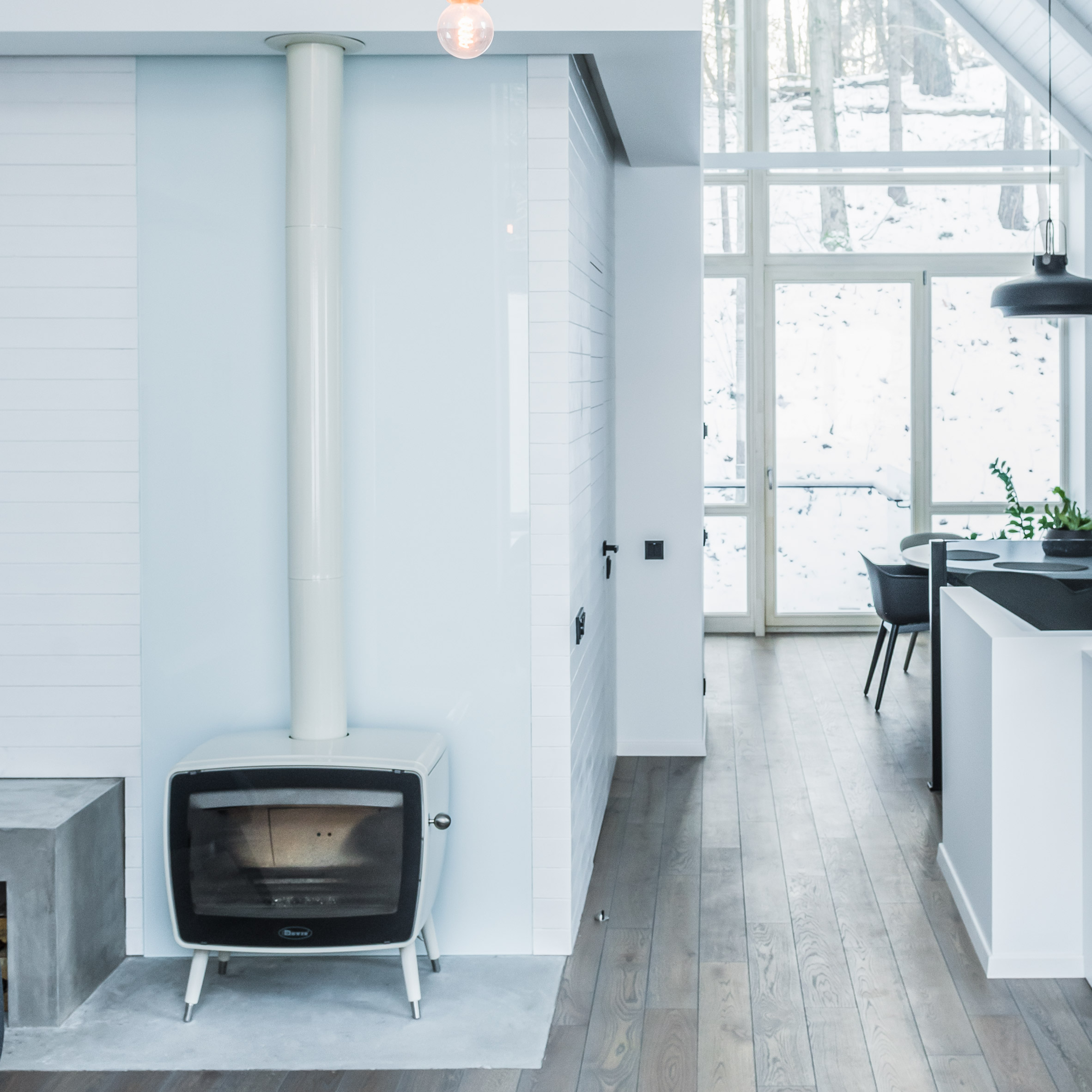 house-on-stilts-dizaino-virtuve-fireplace-dezeen-pinterest-col