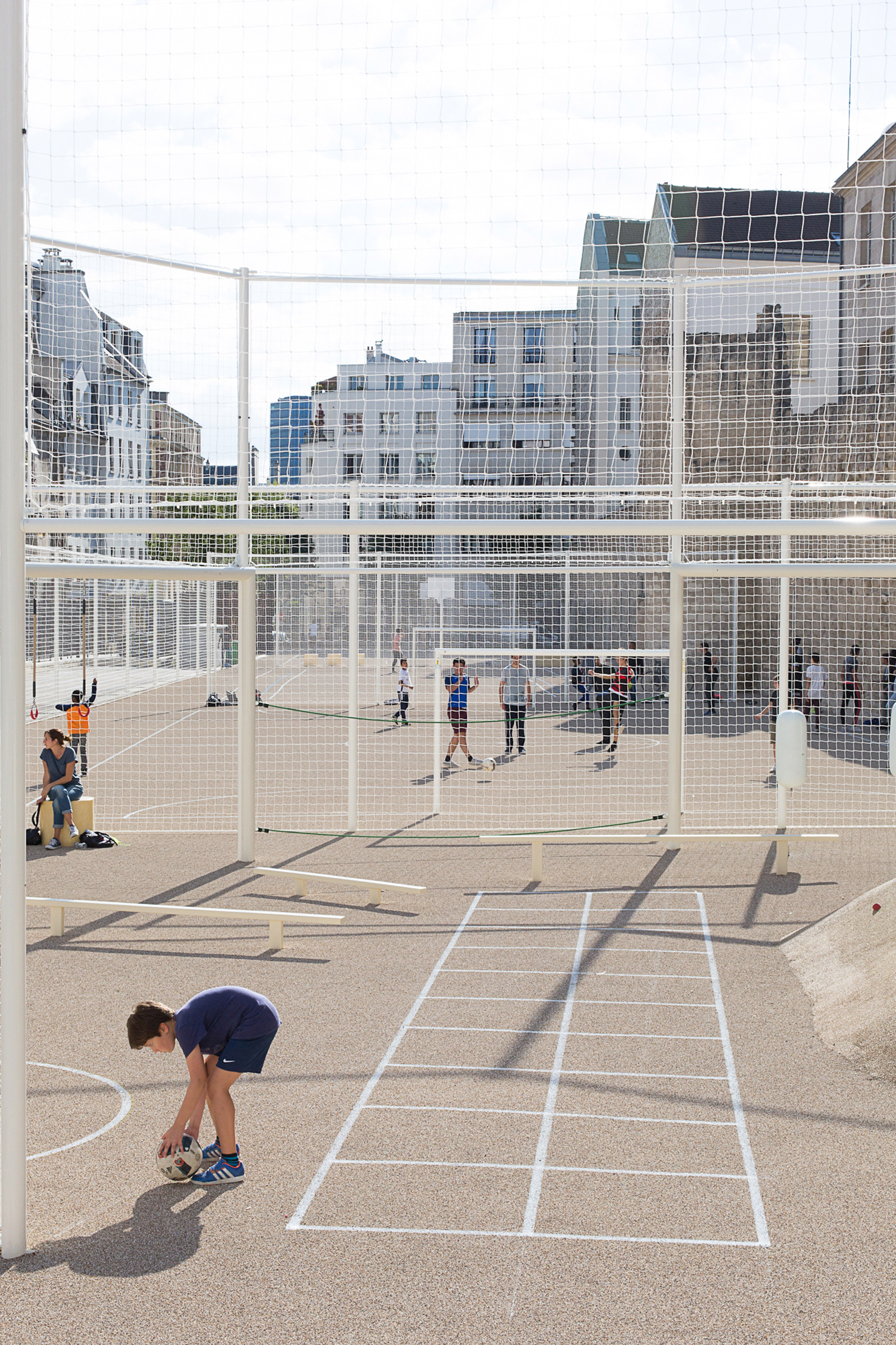 Le Terrain d’Education Physique des Jardins Saint-Paul playing courts