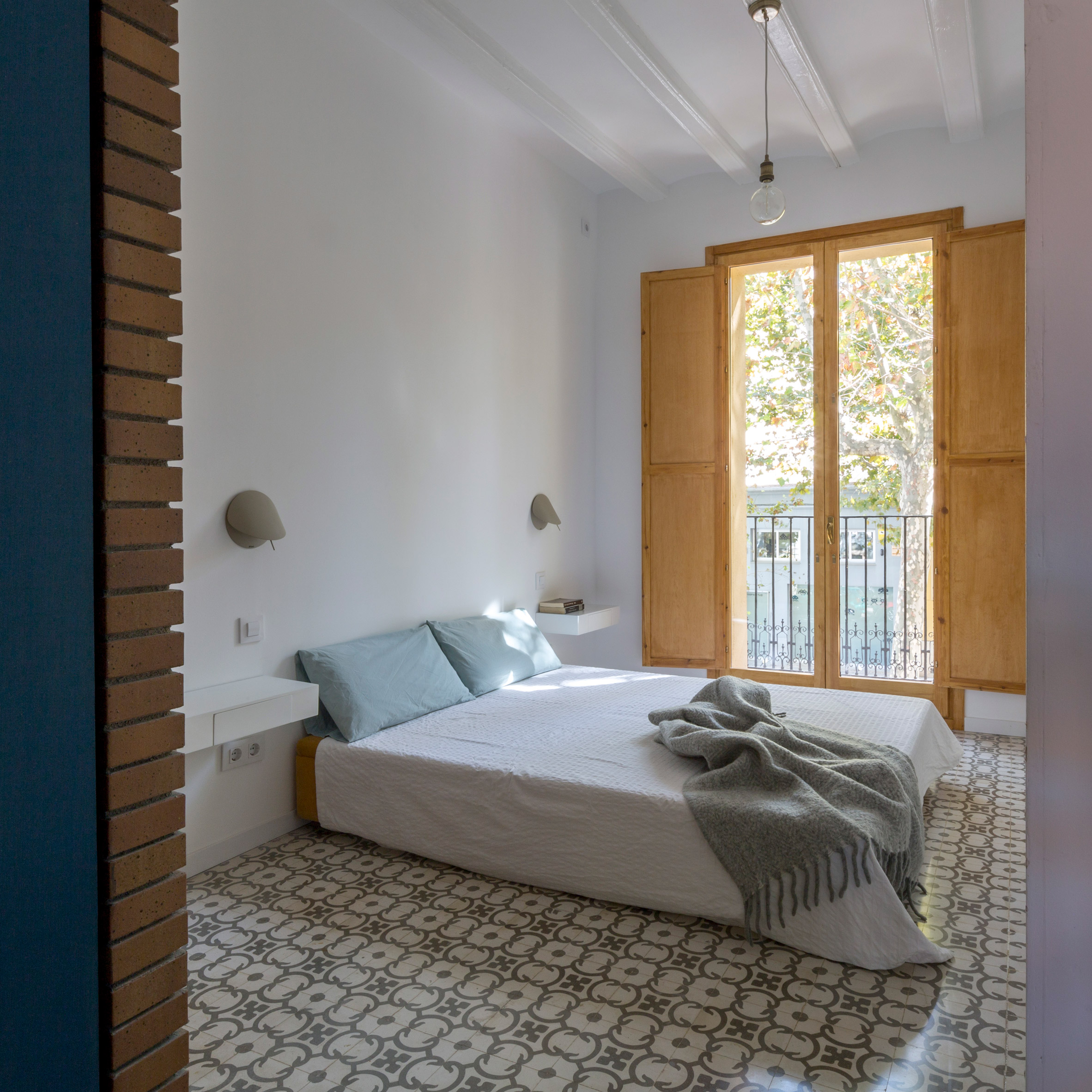 bed-and-blue-nook-architects-interiors-residential-barcelona-spain-spanish-houses-phase-one_dezeen_2364_col_5extra