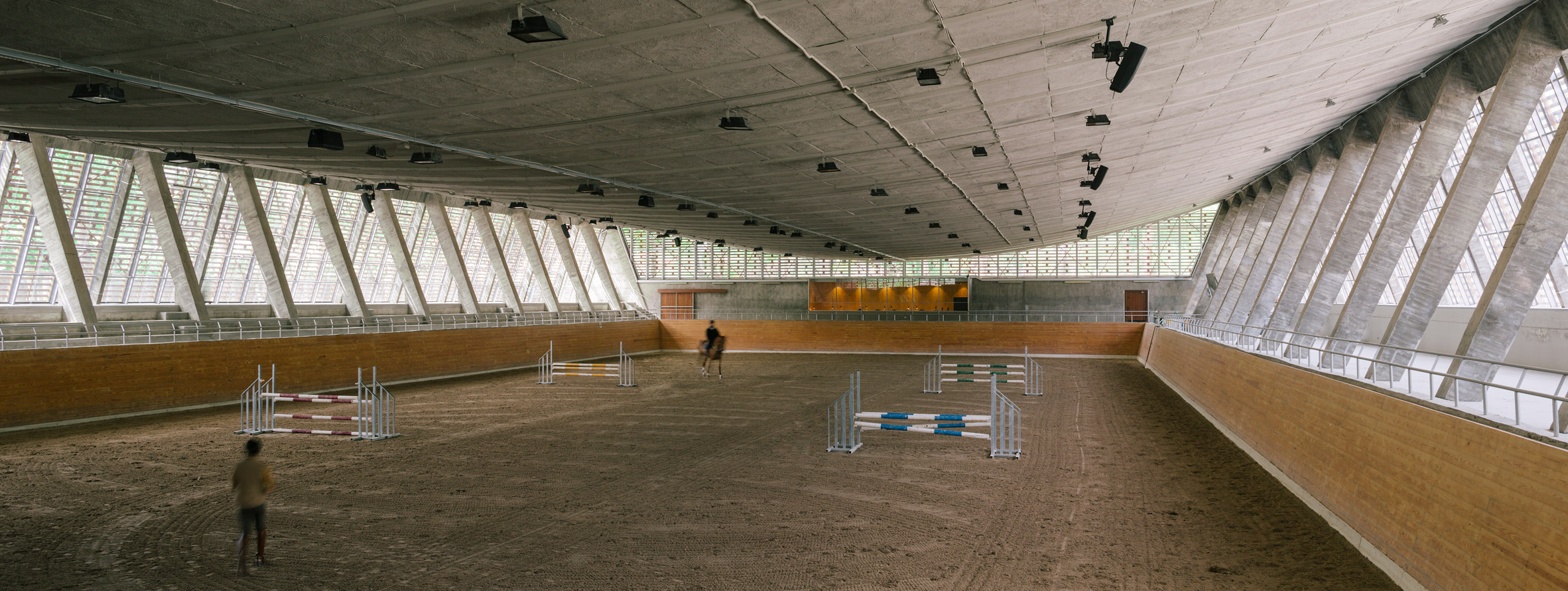 Riding arena by Beta 0 Architects