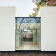 AJ-A gives Palo Alto home extension an all-white exterior