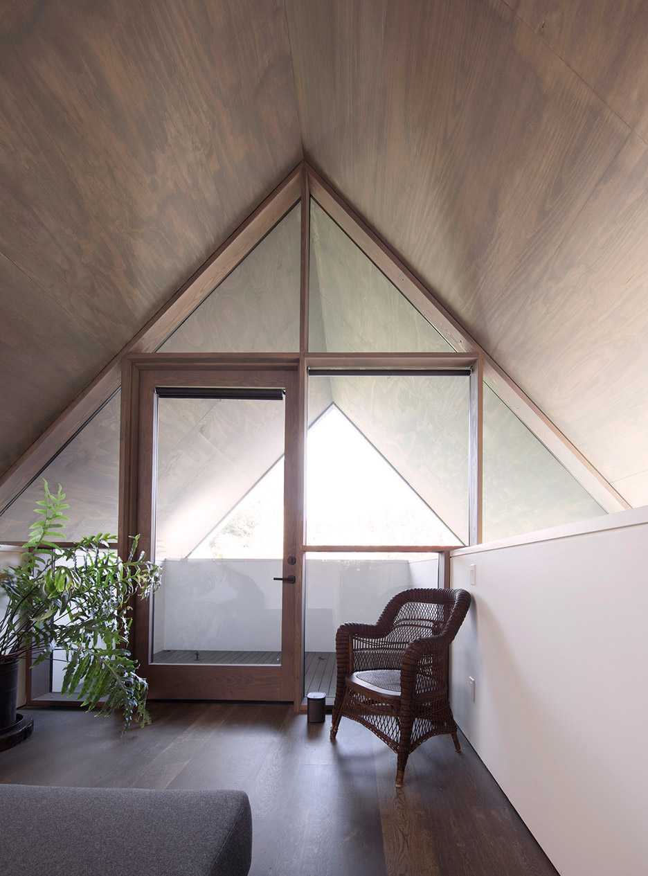 View of loft with armchair Junsei House by Suyama Peterson Deguchi