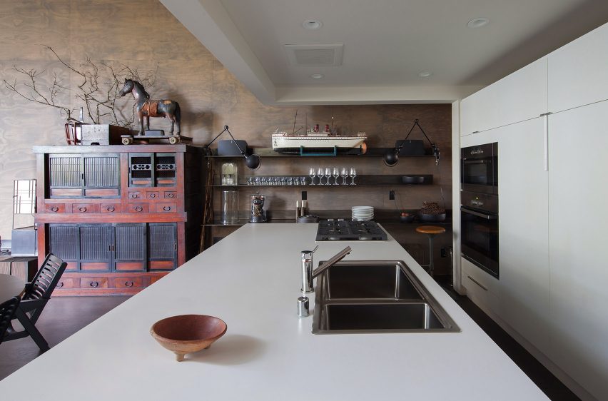 Kitchen and shelving - Junsei House Suyama Peterson Deguchi