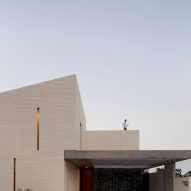 Casa Zihuaren by Intersticial Arquitectura