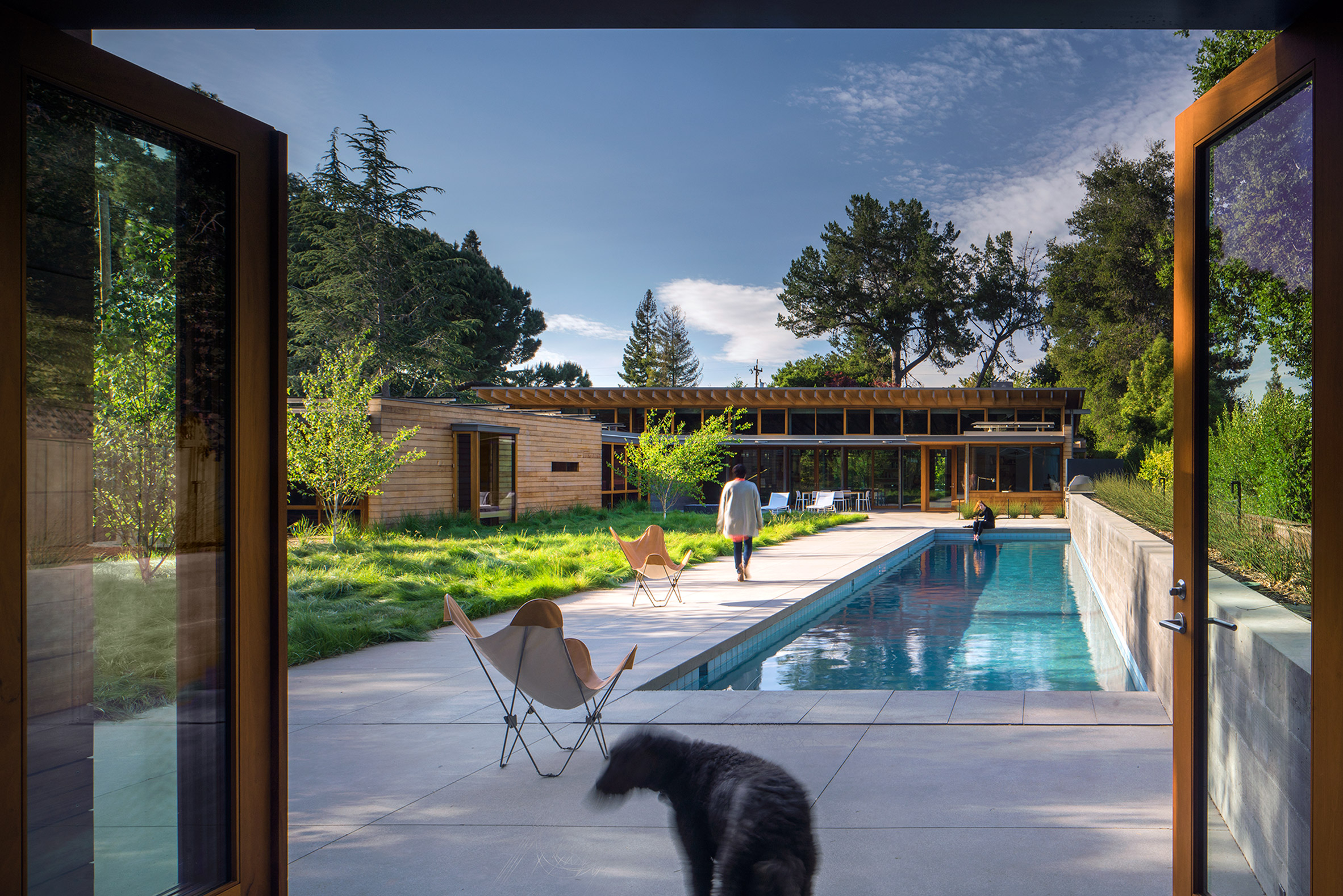 Pool and meadow outside Los Altos Residence by Bohlin Cywinski Jackson