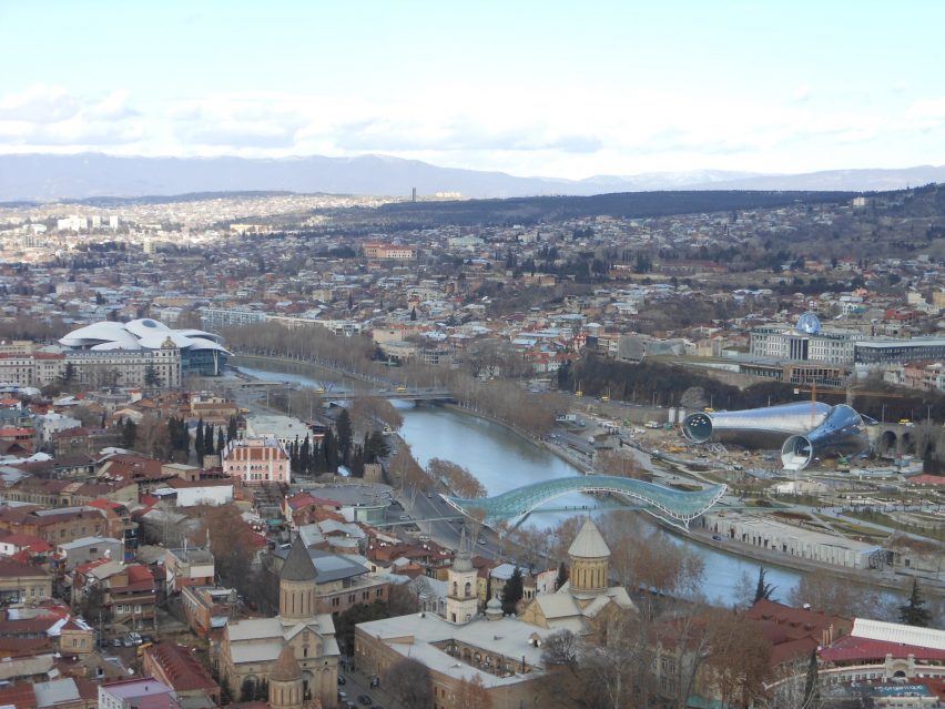 Fuksas tarafından tasarlanan Tiflis Müzik Tiyatrosu ve Konser Salonu