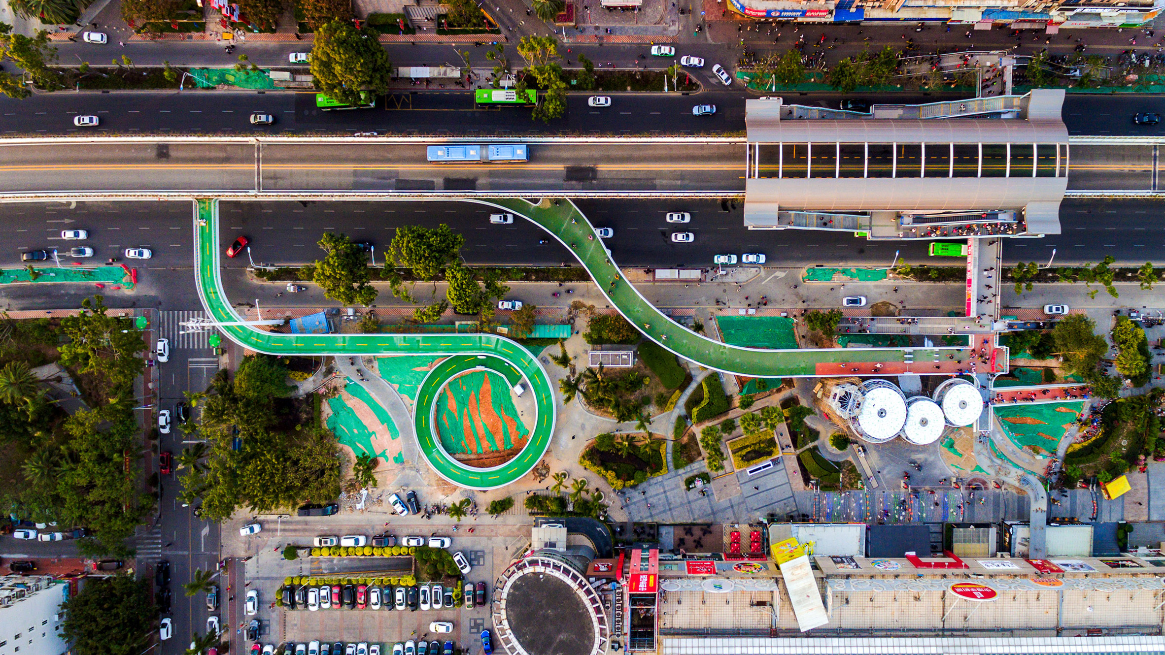 Elevated store bike lanes