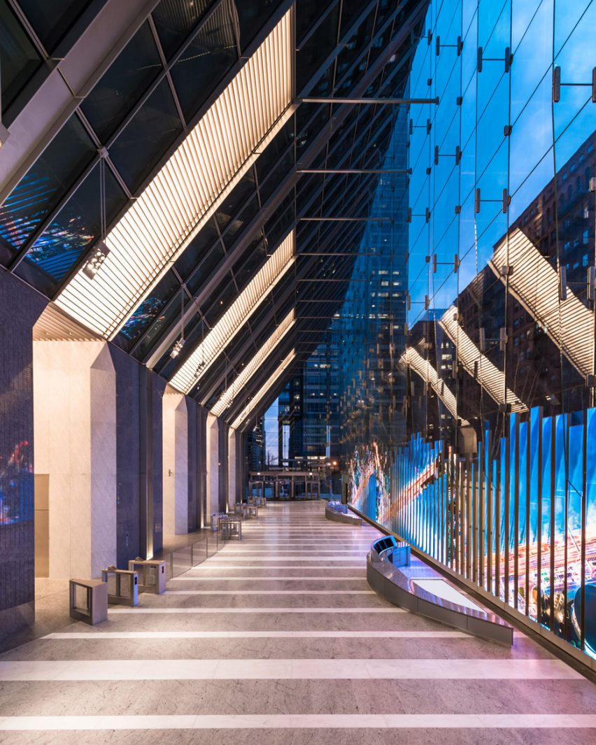 150 North Riverside Office Tower by Goettsch Partners