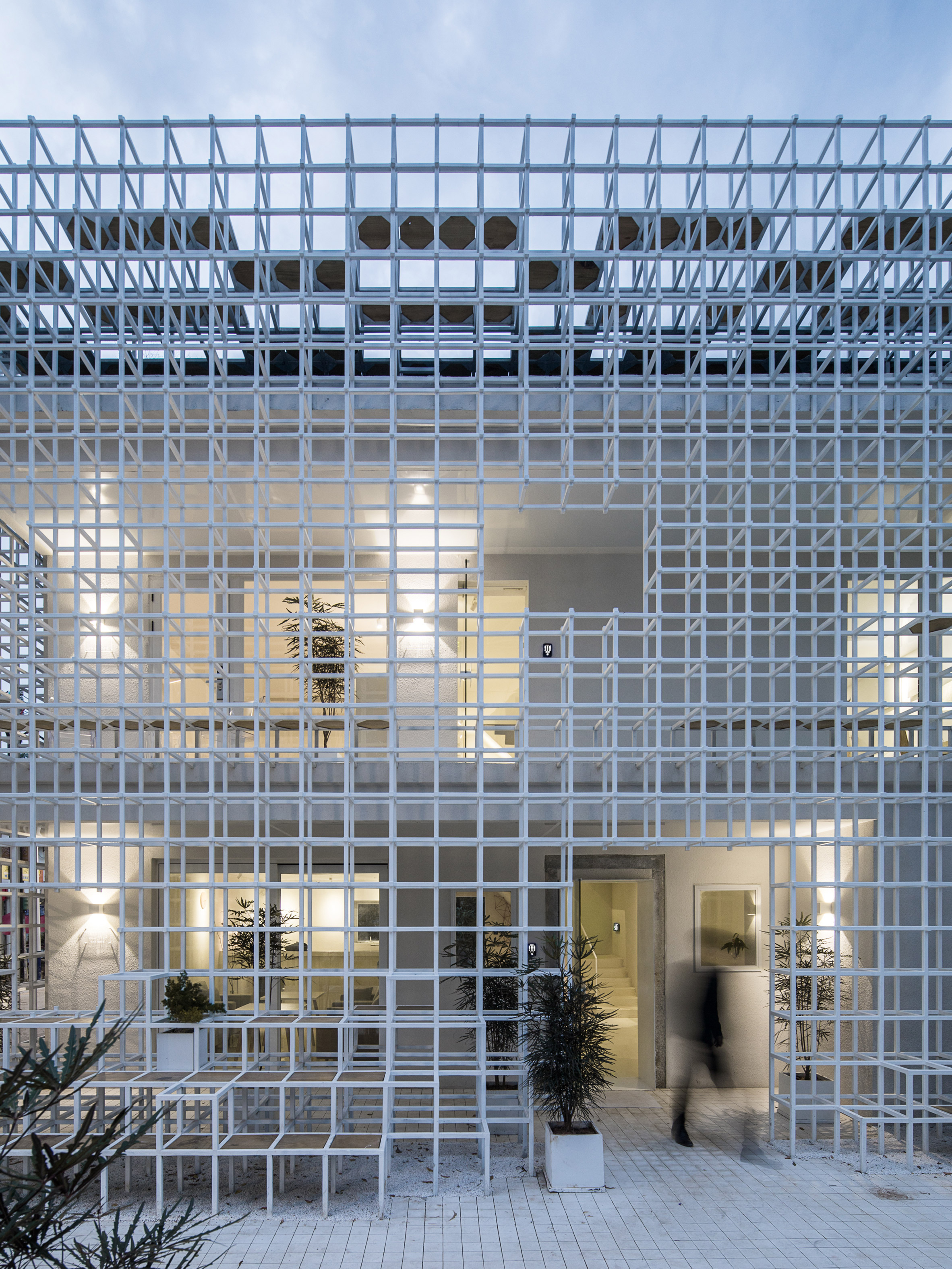 Latticed framework incorporates seating around the edges of Shenzhen hotel and cultural centre