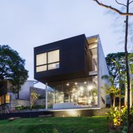 Concrete volume appears to rest on glass in Brazilian&nbsp;house by&nbsp;FGMF Arquitetos