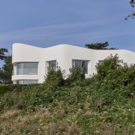Tonkin Liu perches "castle-like" residence on Dover's white cliffs