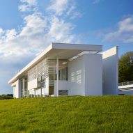 Richard Meier models all-white Oxfordshire residence on English manor houses