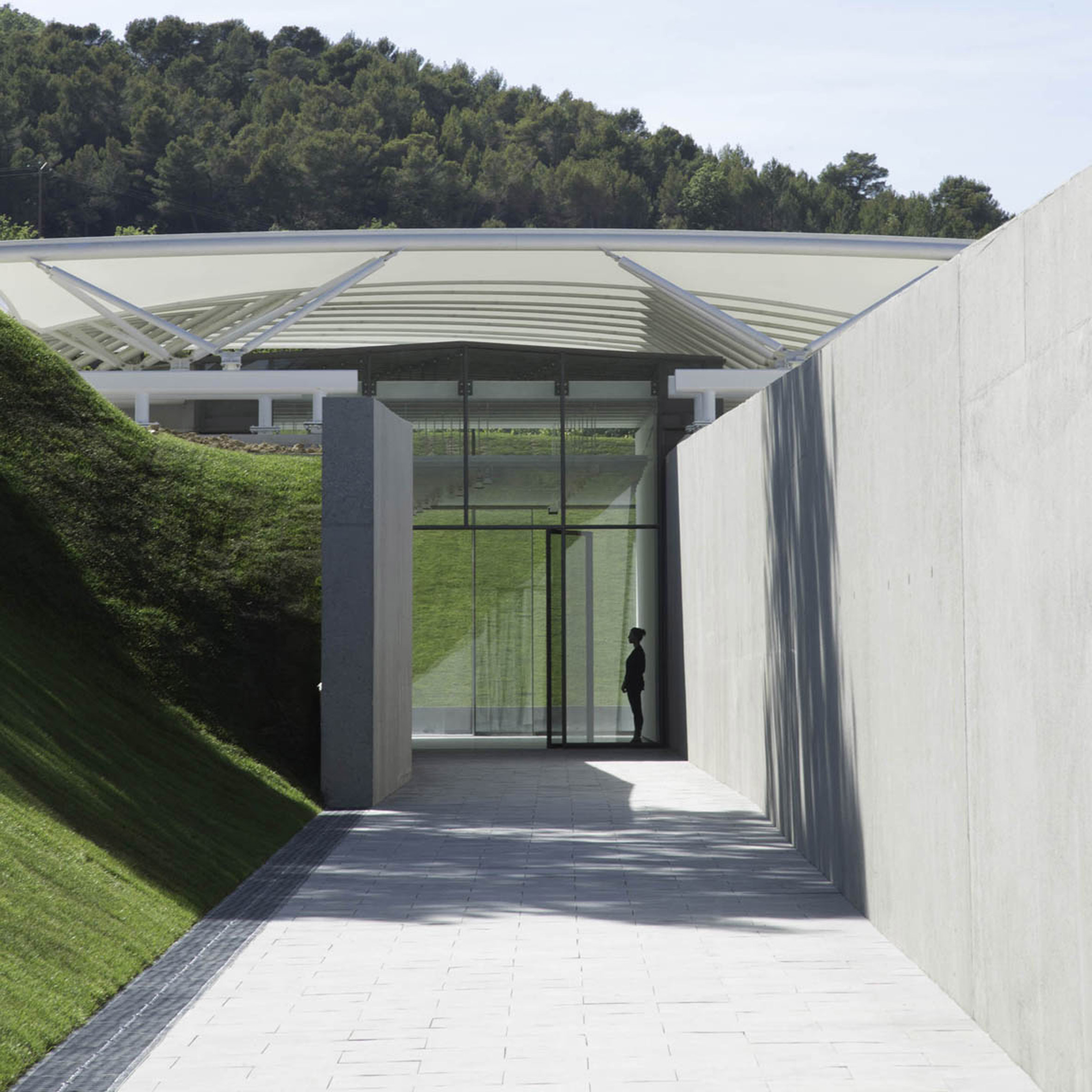 Renzo Piano embeds sail-topped art gallery in Aix-en-Provence vineyard