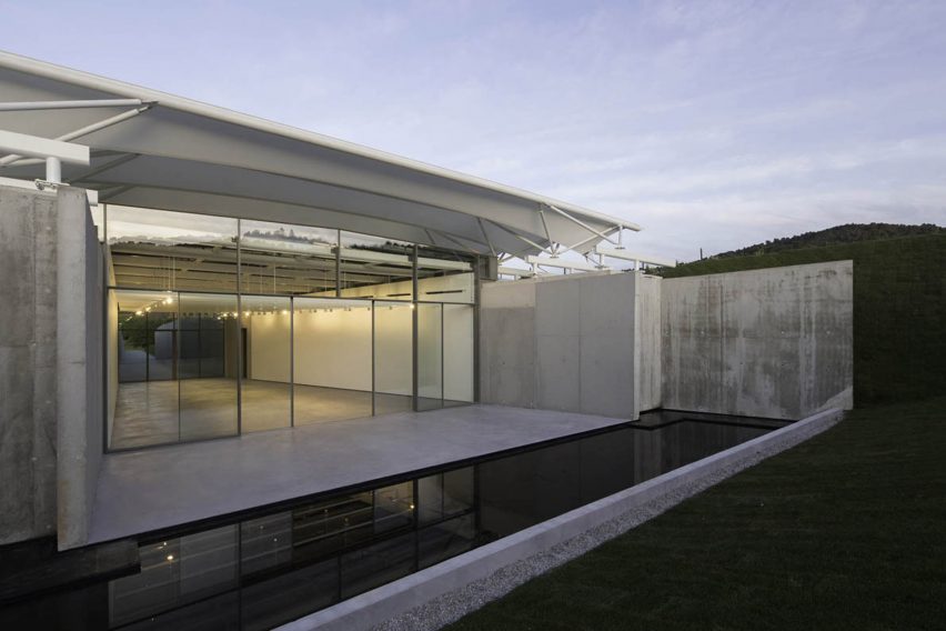 Renzo Piano embeds sail-topped art gallery in Aix-en-Provence vineyard