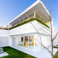 house casa si evelop arquitectura architecture mexico zabata queretaro white concrete glass dezeen sq