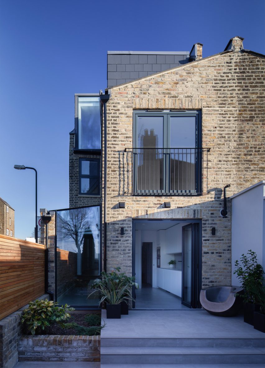 London house extension by Mulroy Architects, with furnishings by Manea Kella