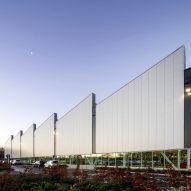 Arup Associates completes enormous day-lit factory for Jaguar Land Rover in England