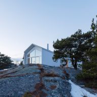Mer Arkkitehdit sets spruce-panelled villa into cliff face in Finnish seaside town