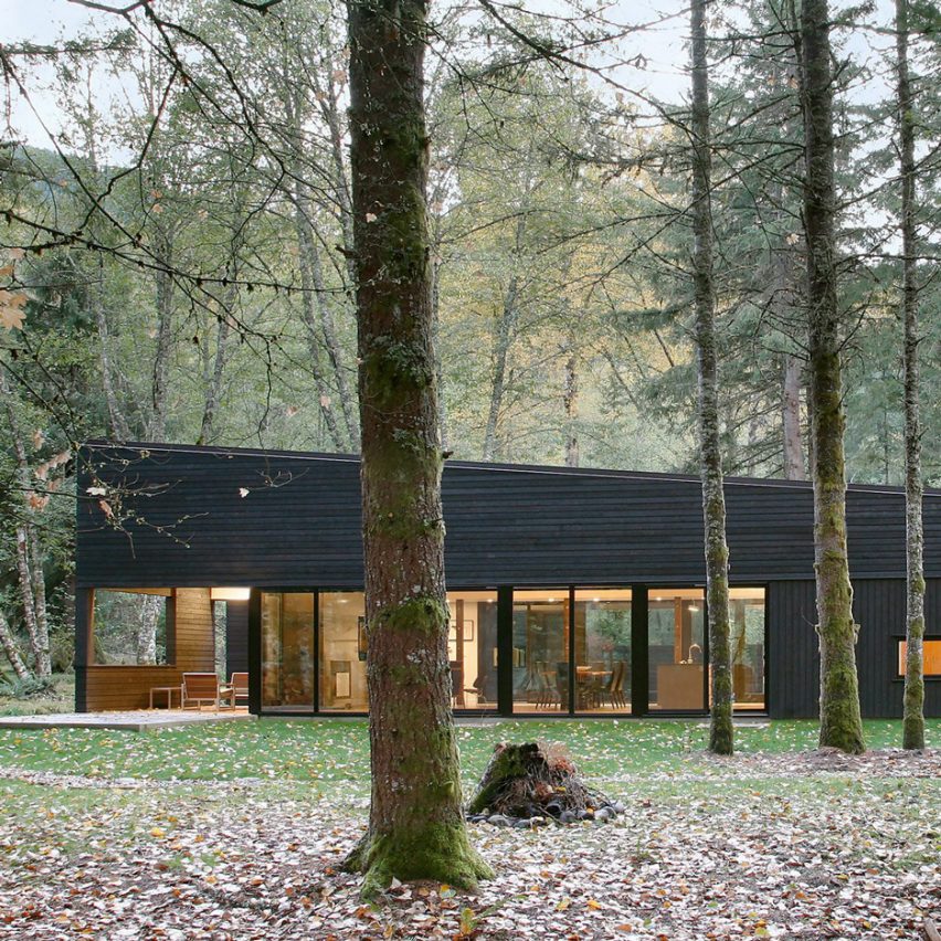 Courtyard House on a River by Robert Hutchison Architecture