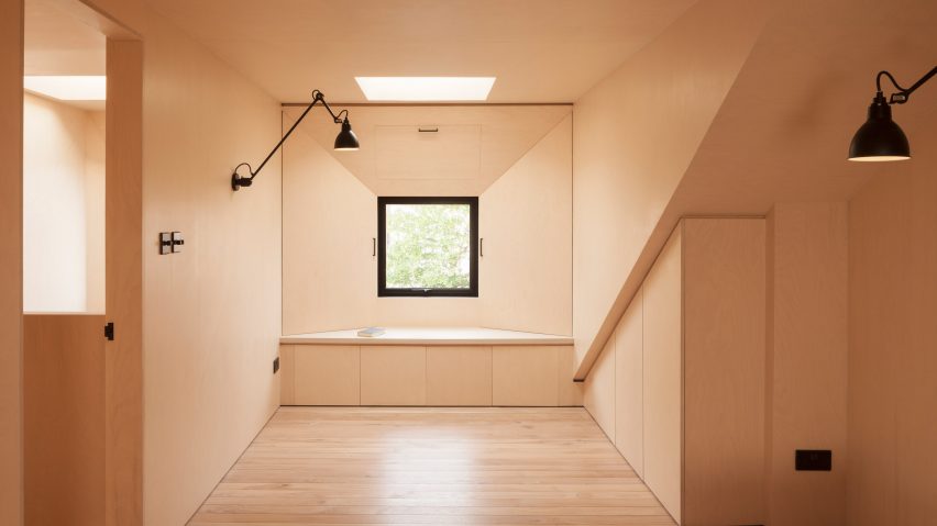 Dormitorio con revestimiento de madera contrachapada en un loft residencial de Londres