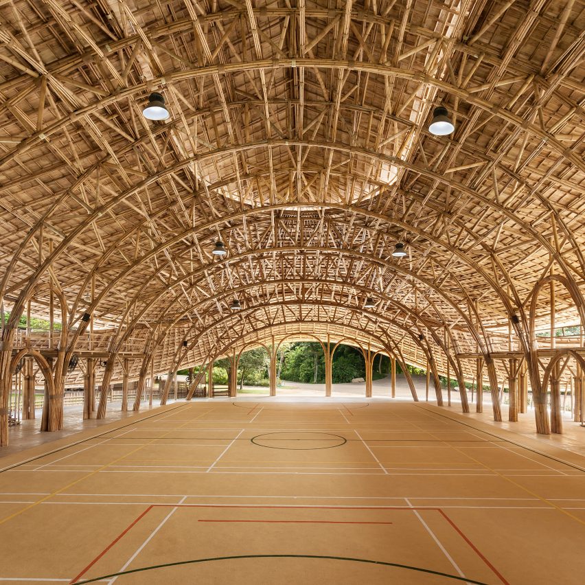 Pabellón de deportes de bambú por Chiangmai Life Architects and Construction