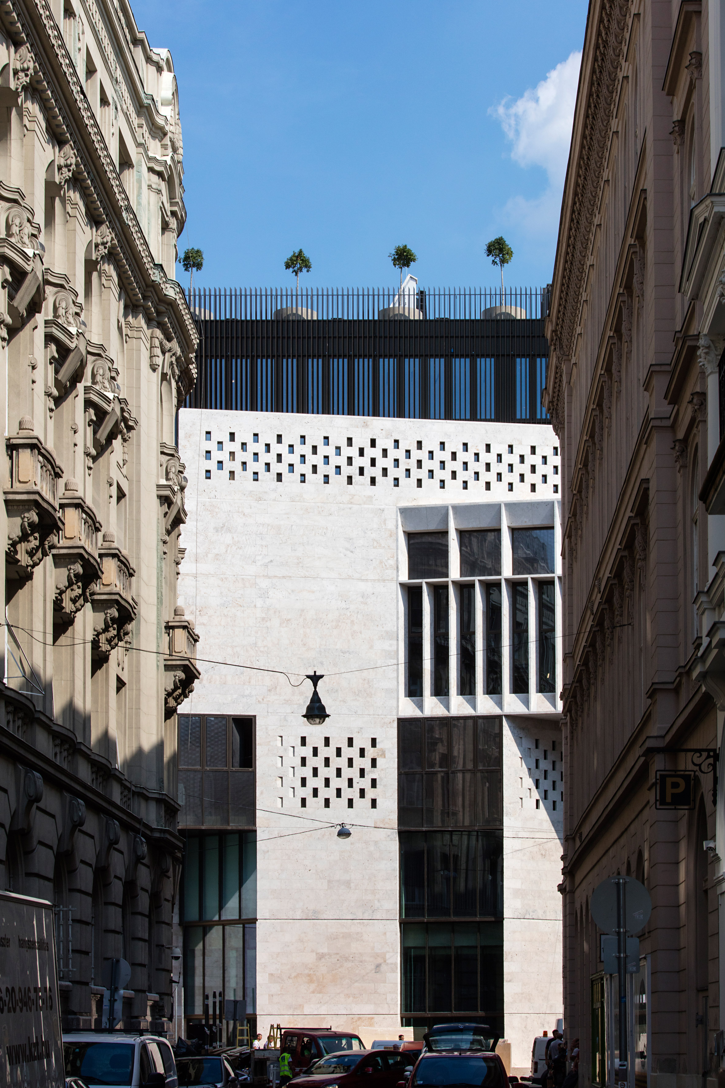 O'Donnell + Tuomey uses "surgical strategy" to link new and old buildings of Budapest university
