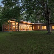 Samsel Architects builds house around ancient oak tree in North Carolina