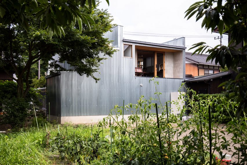 Corrugated steel house and studio by Japanese studio Form designed by Kouichi Kimura.
