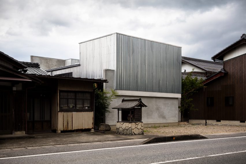 Corrugated steel house and studio by Japanese studio Form designed by Kouichi Kimura.