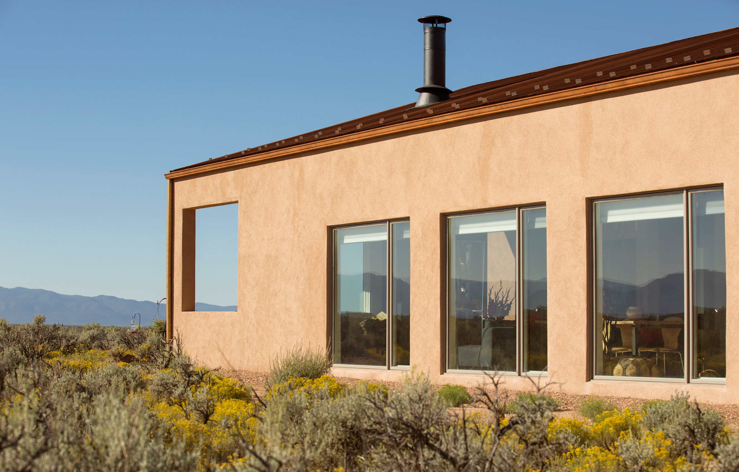 New Mexico home by Mollhaus takes cues from adobe architecture and desert terrain