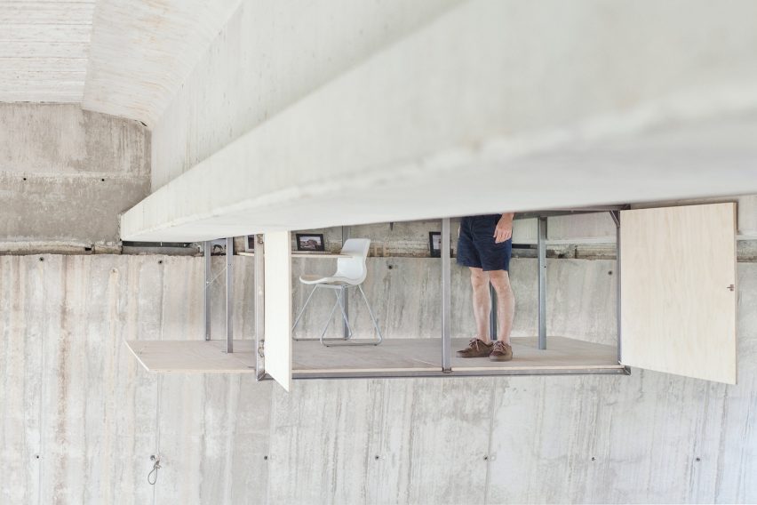 Secret studio under a bridge by Fernando Abellanas