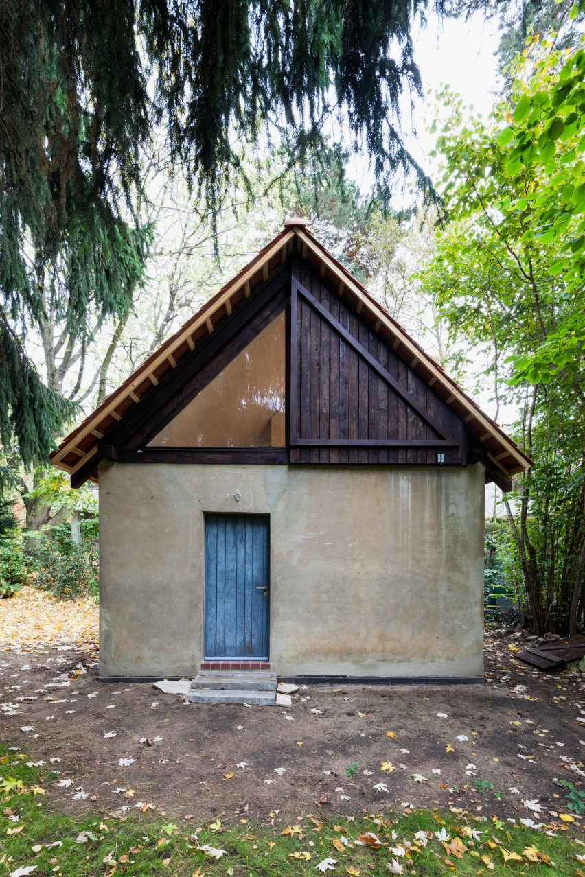 Berlin based architects Büros für Konstruktivismus have transformed a former chicken house into a pine clad artist’s studio.